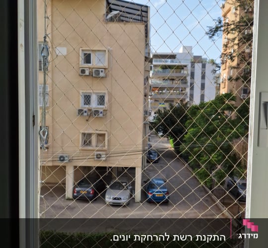רשת מתכת על חלון למניעת כניסת יונים